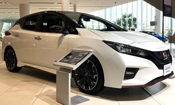 Voiture électrique réelle photographiée en extérieur pour « Aides pour l’achat de VE d’occasion : est-ce possible en Belgique ? »