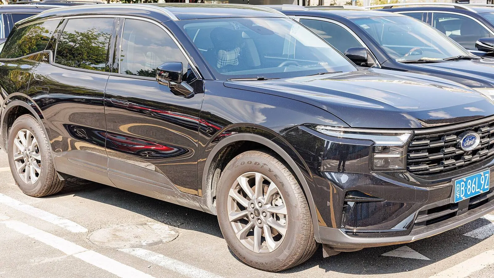 Voiture réelle photographiée en extérieur pour « Aides Fédérales et Régionales pour l’Infrastructure de Recharge en Belgique »
