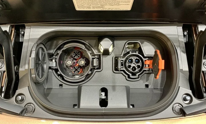 Voiture électrique réelle photographiée en extérieur pour « Guide des aides pour les indépendants et professions libérales passant au VE »