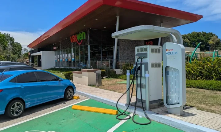 Voiture électrique réelle photographiée près d’une borne de recharge pour « Les aides pour l’installation d’une borne de recharge en Belgique »