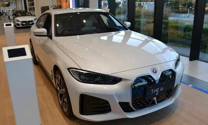 Voiture électrique réelle photographiée en extérieur pour « Les Aides Régionales Flamandes pour les Particuliers Voulant un VE »