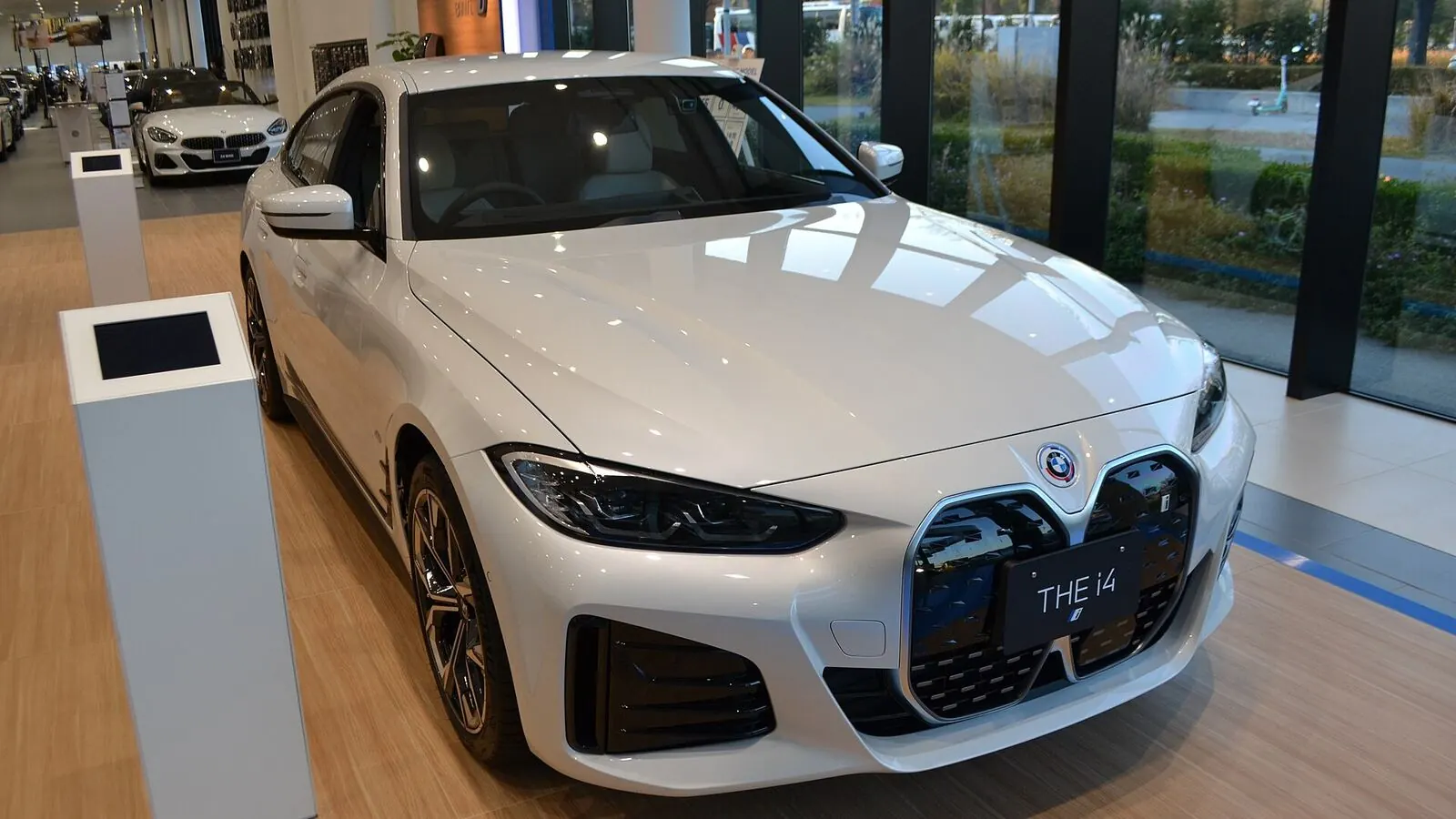 Voiture électrique réelle photographiée en extérieur pour « Les Aides Régionales Flamandes pour les Particuliers Voulant un VE »