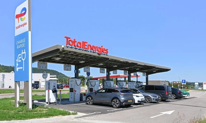 Voiture électrique réelle photographiée près d’une borne de recharge pour « Aides et subventions pour l’installation de bornes de recharge en Belgique »