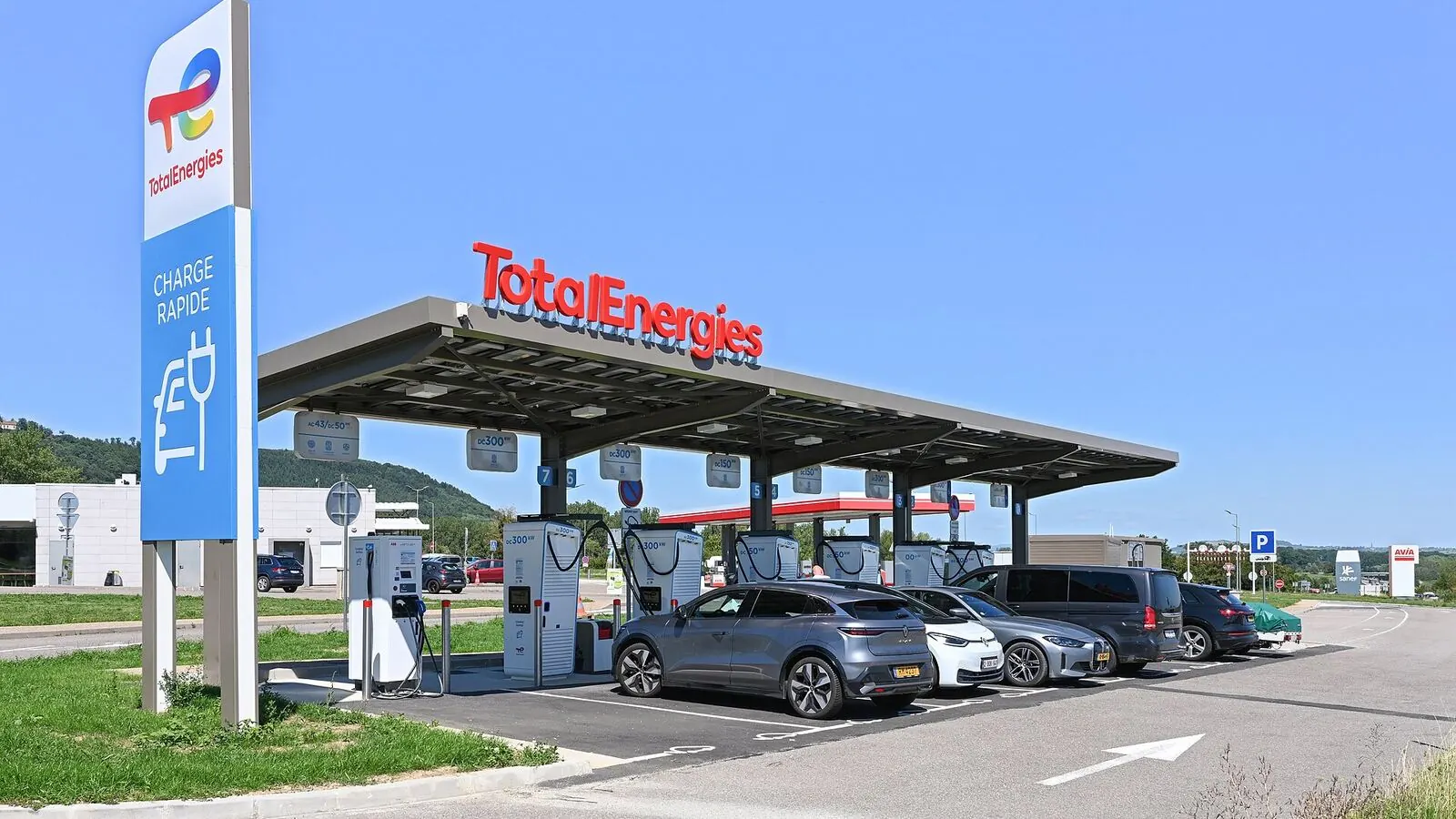 Voiture électrique réelle photographiée près d’une borne de recharge pour « Aides et subventions pour l’installation de bornes de recharge en Belgique »