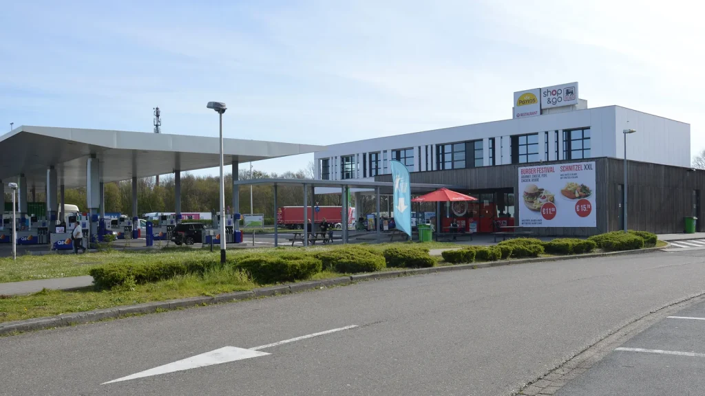 Aire de repos le long d’une autoroute en Belgique