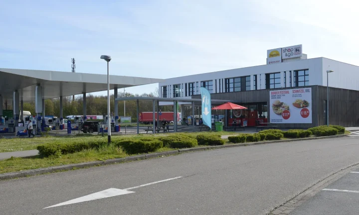 Aire de repos le long d’une autoroute en Belgique