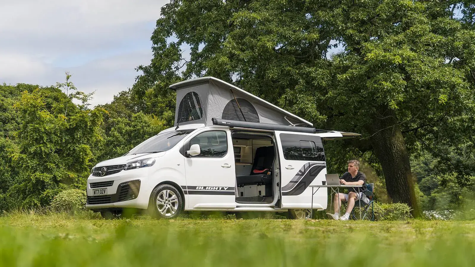 Camping-car réel photographié sur la route ou en stationnement pour « Aires de Service et Campings pour Camping-cars en Belgique »