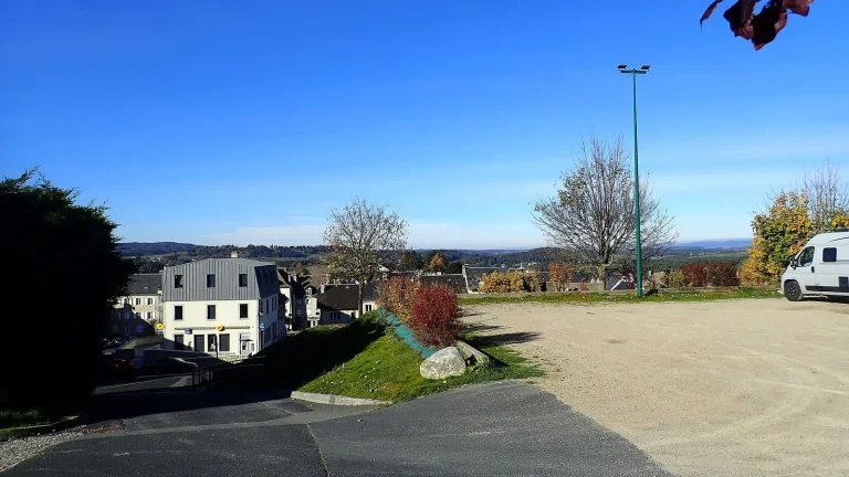 Camping-car réel photographié sur la route ou en stationnement pour « Aires de Service et Campings le long de la Côte Belge : L’Évasion Océane »