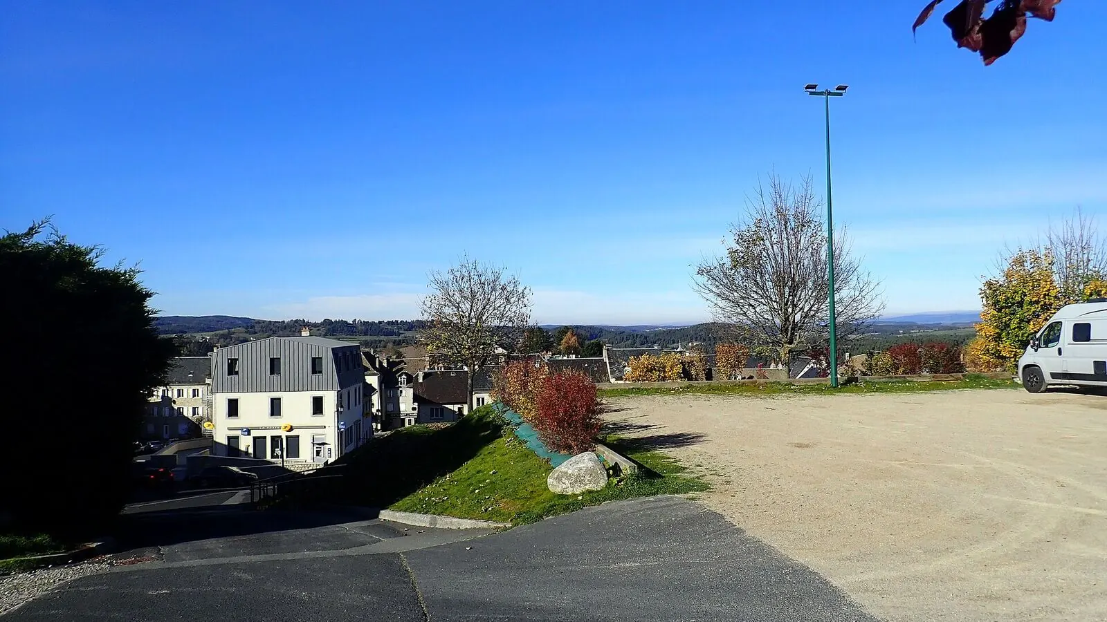 Camping-car réel photographié sur la route ou en stationnement pour « Aires de Service et Campings le long de la Côte Belge : L’Évasion Océane »