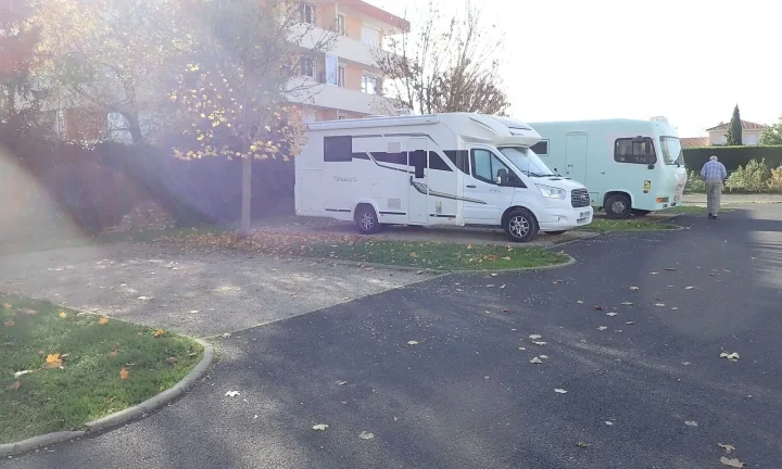Camping-car réel photographié sur la route ou en stationnement pour « Aires de Service Municipales vs Privées en Belgique : Quel Choix pour Votre Camping-car ? »