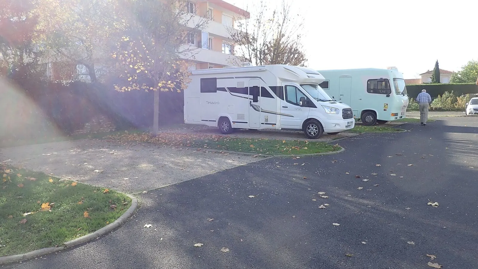Camping-car réel photographié sur la route ou en stationnement pour « Aires de Service Municipales vs Privées en Belgique : Quel Choix pour Votre Camping-car ? »
