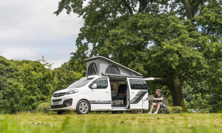 Camping-car réel photographié sur la route ou en stationnement pour « Guide Complet des Aires de Service pour Camping-cars en Wallonie »