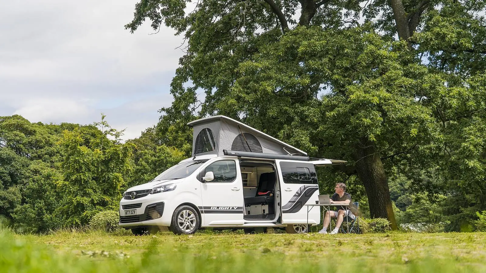 Camping-car réel photographié sur la route ou en stationnement pour « Guide Complet des Aires de Service pour Camping-cars en Wallonie »
