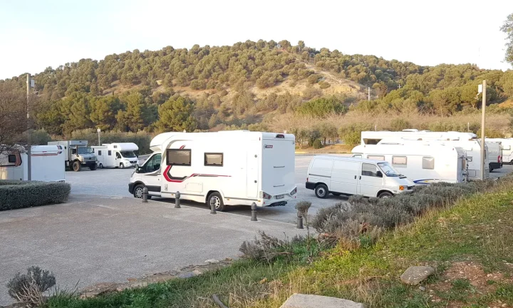 Camping-car réel photographié sur la route ou en stationnement pour « Aires de Service Urbaines pour Camping-cars : Visiter les Villes Belges »