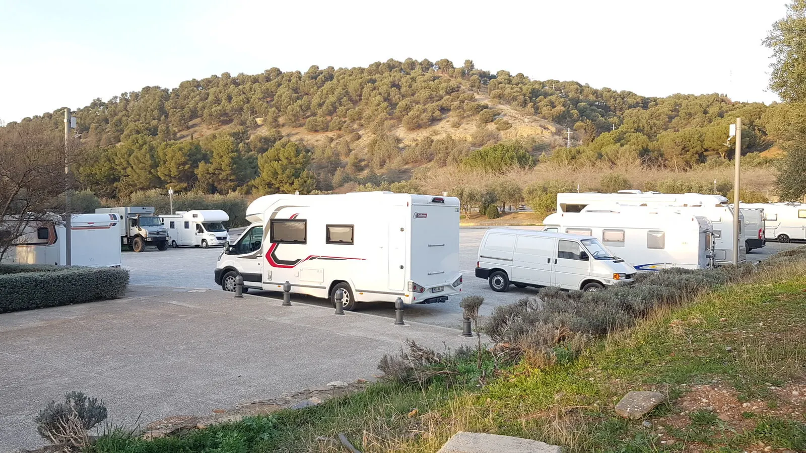 Camping-car réel photographié sur la route ou en stationnement pour « Aires de Service Urbaines pour Camping-cars : Visiter les Villes Belges »