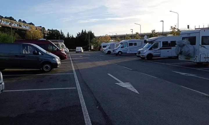Camping-car réel photographié sur la route ou en stationnement pour « Les Aires de Services pour Camping-cars en Belgique : Législation et Bonnes Pratiques »