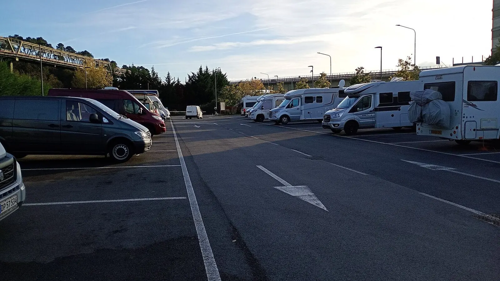 Camping-car réel photographié sur la route ou en stationnement pour « Les Aires de Services pour Camping-cars en Belgique : Législation et Bonnes Pratiques »
