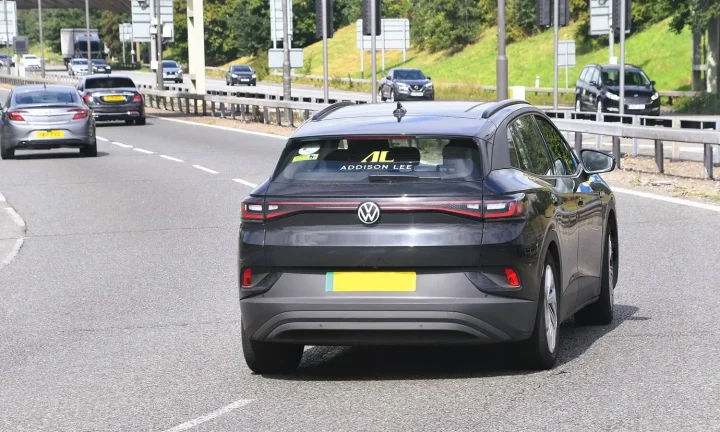 Voiture électrique réelle photographiée en extérieur pour « L’amortissement d’une batterie de VE : impact sur la rentabilité à long terme en Belgique »