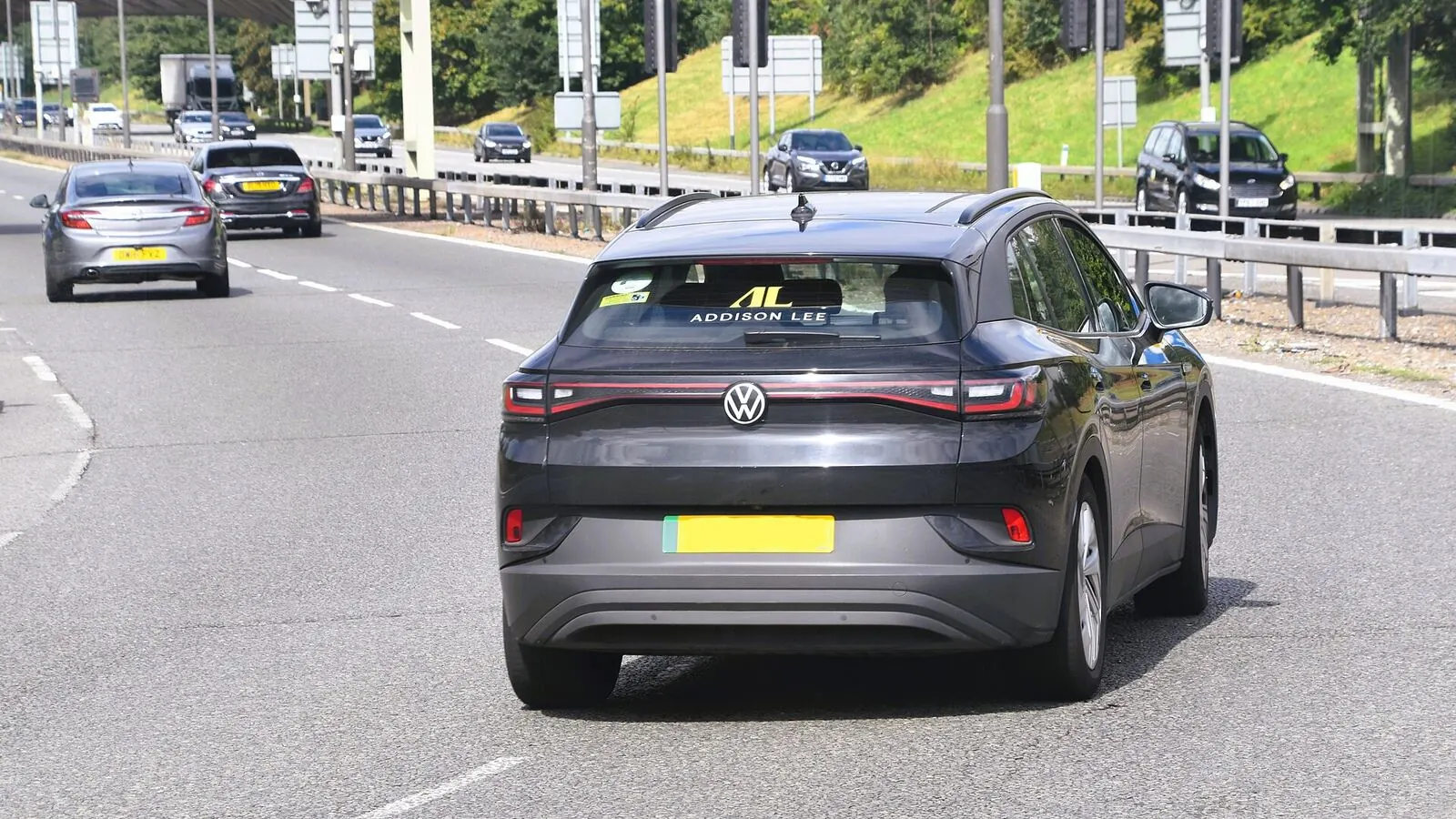 Voiture électrique réelle photographiée en extérieur pour « L’amortissement d’une batterie de VE : impact sur la rentabilité à long terme en Belgique »