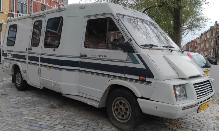 Camping-car réel photographié sur la route ou en stationnement pour « L’amortissement d’un camping-car et son impact financier en Belgique »