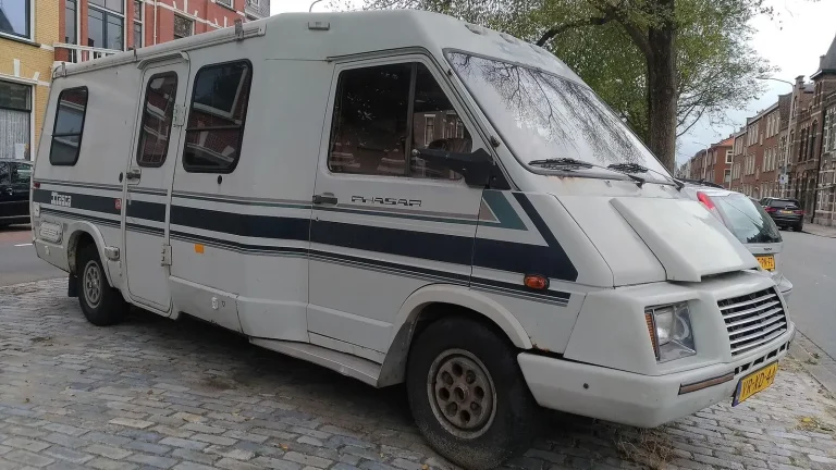 Camping-car réel photographié sur la route ou en stationnement pour « L’amortissement d’un camping-car et son impact financier en Belgique »