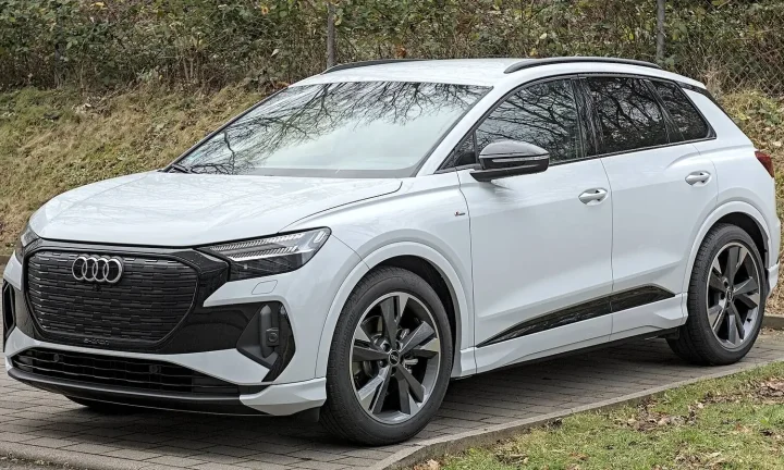 Voiture électrique réelle photographiée en extérieur pour « Analyse du cycle de vie (ACV) d’une voiture électrique en Belgique »
