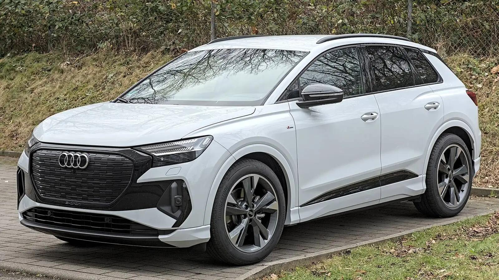 Voiture électrique réelle photographiée en extérieur pour « Analyse du cycle de vie (ACV) d’une voiture électrique en Belgique »