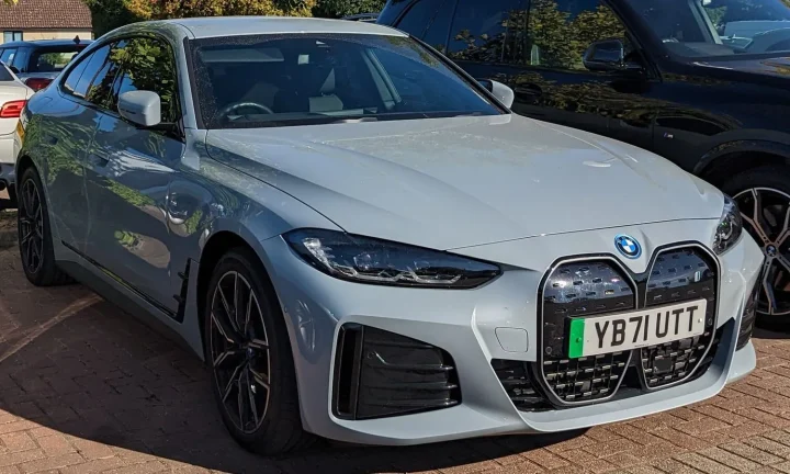 Voiture électrique réelle photographiée en extérieur pour « Analyse des Ventes de Voitures Électriques en Belgique au Premier Trimestre 2024 »