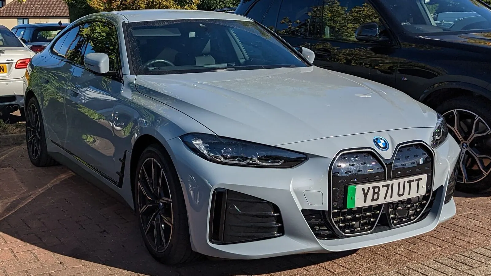 Voiture électrique réelle photographiée en extérieur pour « Analyse des Ventes de Voitures Électriques en Belgique au Premier Trimestre 2024 »