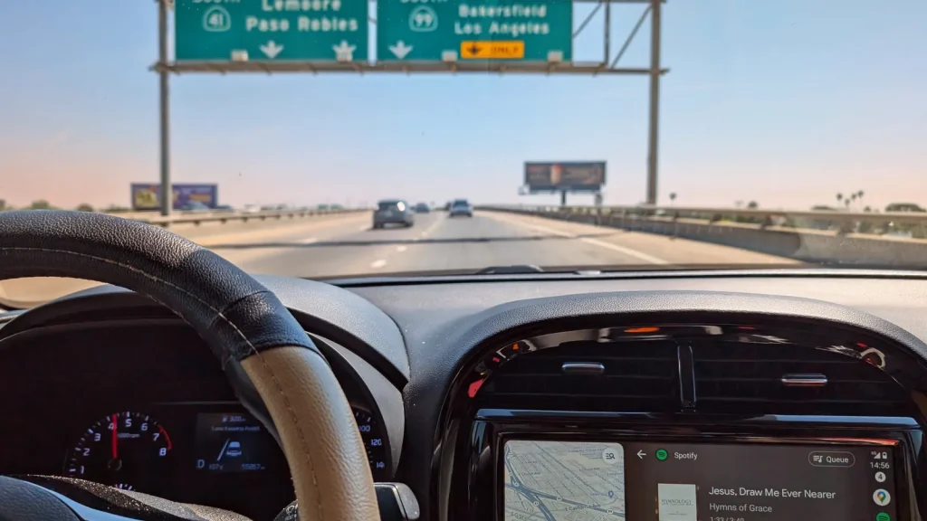 Smartphone connecté au système multimédia dans une voiture