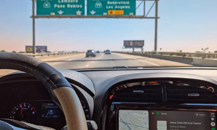 Smartphone connecté au système multimédia dans une voiture