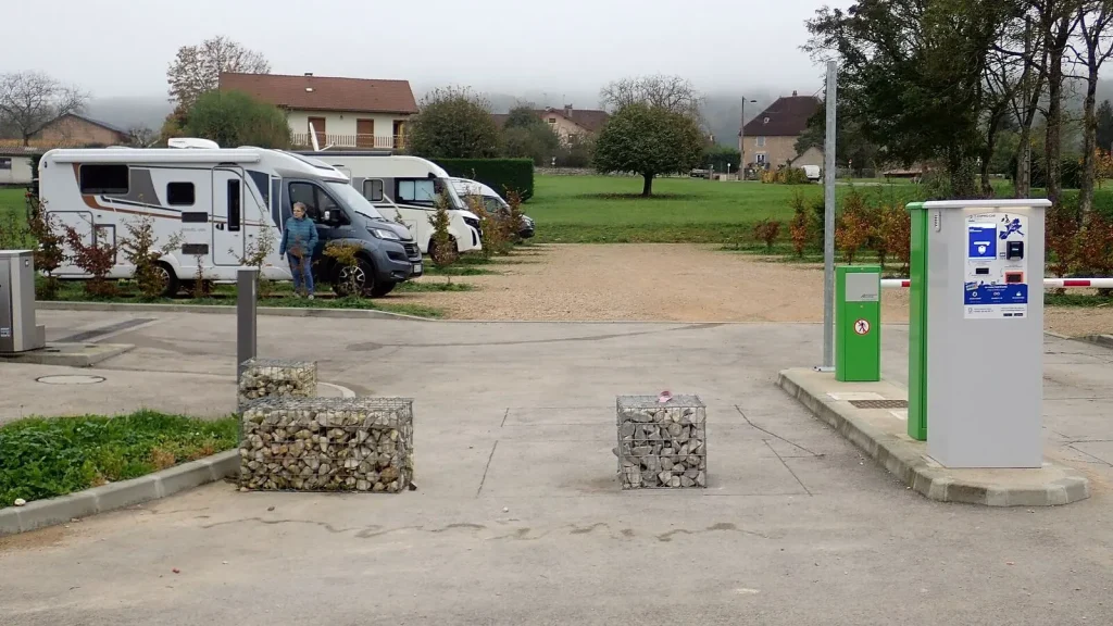 Camping-car réel photographié sur la route ou en stationnement pour « Annonces camping-car en Belgique : Rédiger une annonce irrésistible »