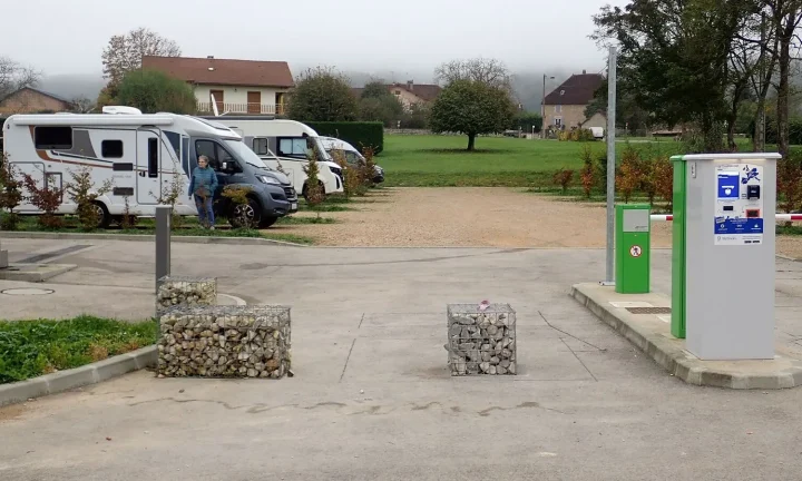 Camping-car réel photographié sur la route ou en stationnement pour « Annonces camping-car en Belgique : Rédiger une annonce irrésistible »