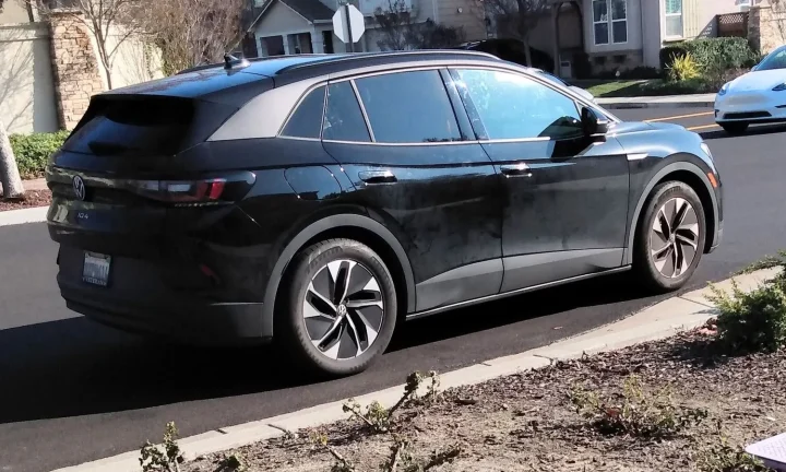 Voiture électrique réelle photographiée en extérieur pour « La Vérité sur l’Anxiété de l’Autonomie pour les Conducteurs Belges de VE »