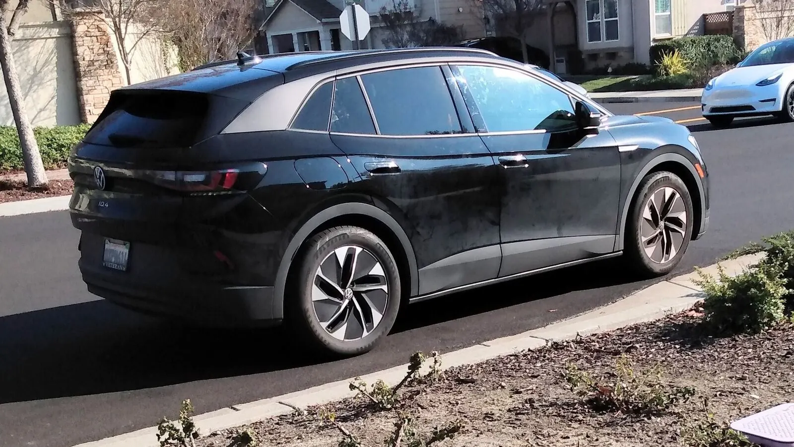 Voiture électrique réelle photographiée en extérieur pour « La Vérité sur l’Anxiété de l’Autonomie pour les Conducteurs Belges de VE »