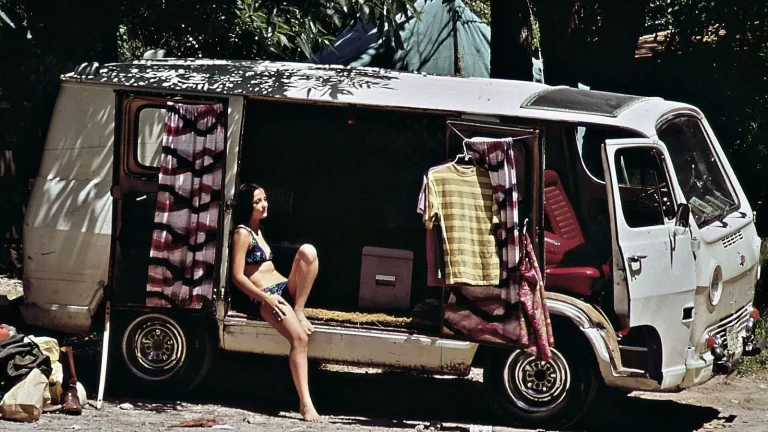 Camping-car réel photographié sur la route ou en stationnement pour « Applications Indispensables pour les Camping-Caristes en Belgique »