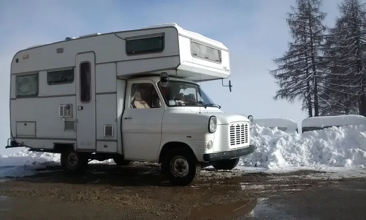 Camping-car réel photographié sur la route ou en stationnement pour « Applications Mobiles Indispensables pour les Camping-Caristes Belges »