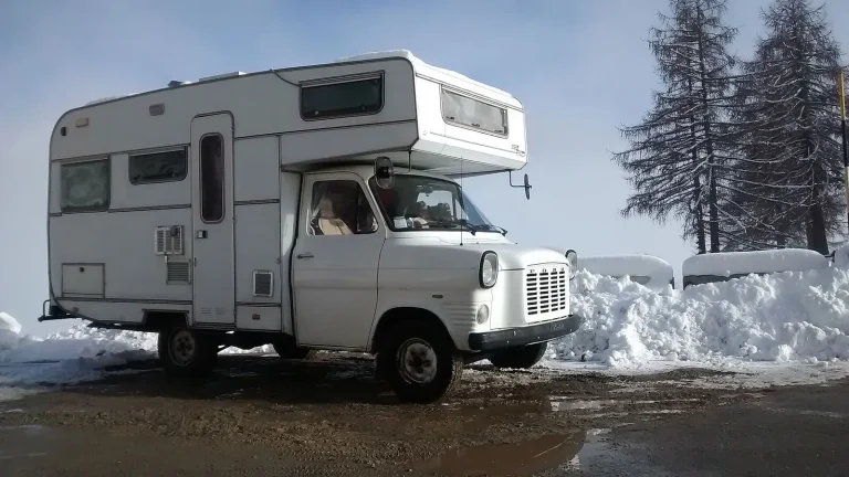 Camping-car réel photographié sur la route ou en stationnement pour « Applications Mobiles Indispensables pour les Camping-Caristes Belges »