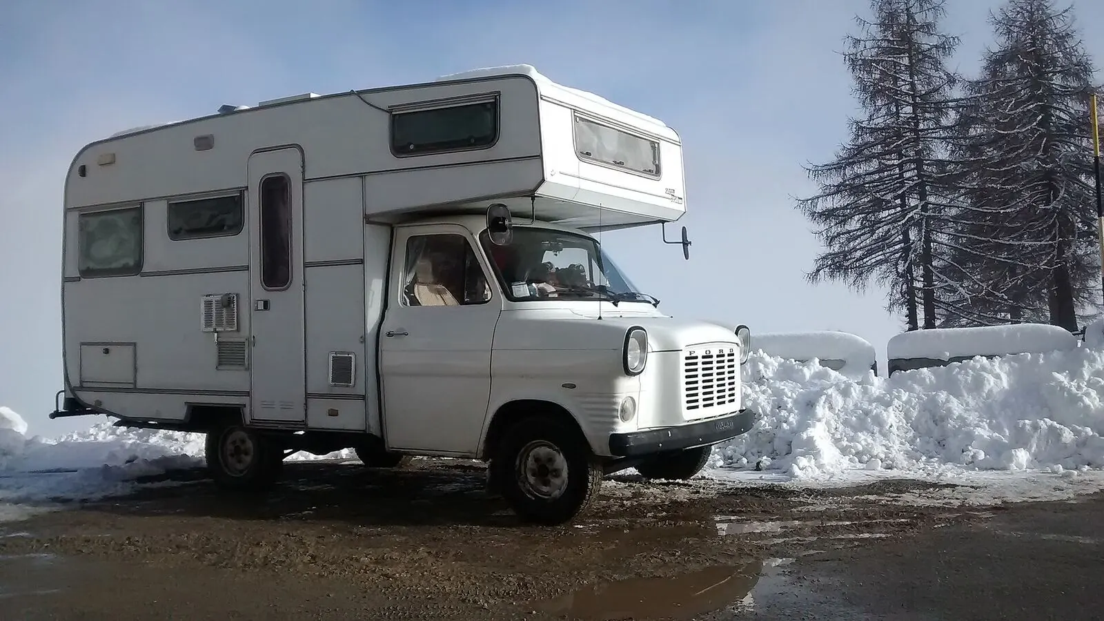 Camping-car réel photographié sur la route ou en stationnement pour « Applications Mobiles Indispensables pour les Camping-Caristes Belges »