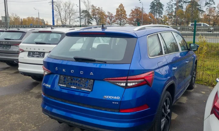 Voiture réelle photographiée en extérieur pour « Applications Mobiles Indispensables pour les Camping-caristes en Belgique »