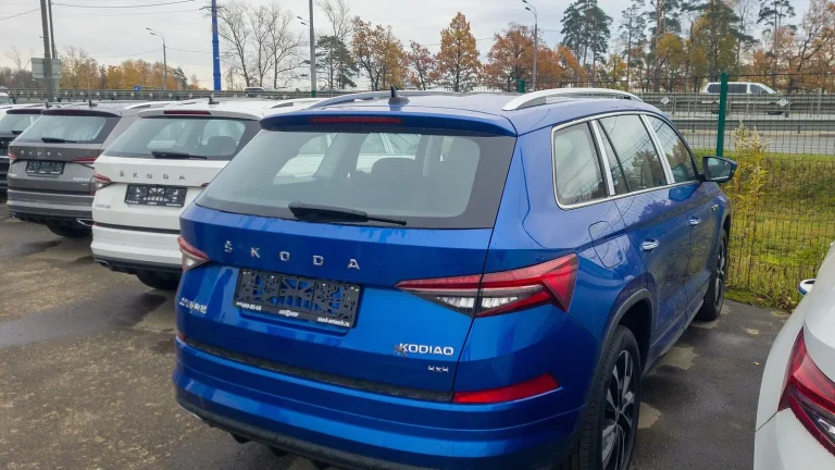 Voiture réelle photographiée en extérieur pour « Applications Mobiles Indispensables pour les Camping-caristes en Belgique »