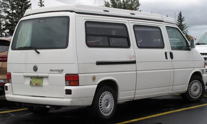 Camping-car réel photographié sur la route ou en stationnement pour « L’Ardenne luxuriante : Itinéraires en camping-car dans la province de Luxembourg »