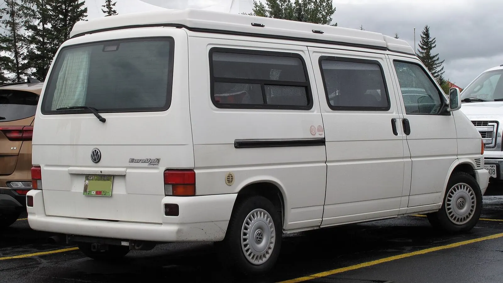 Camping-car réel photographié sur la route ou en stationnement pour « L’Ardenne luxuriante : Itinéraires en camping-car dans la province de Luxembourg »