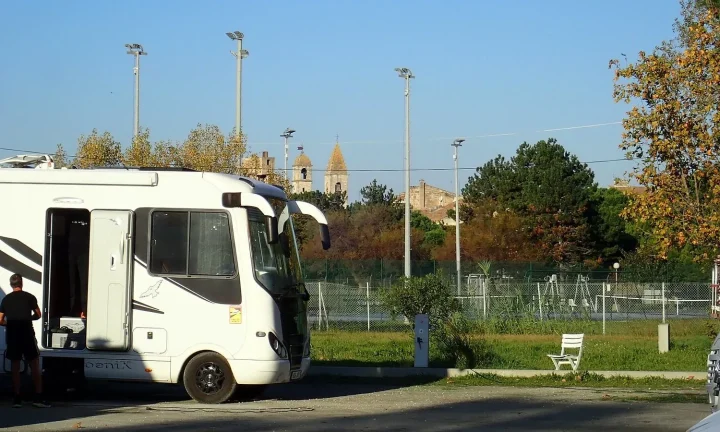Camping-car réel photographié sur la route ou en stationnement pour « Les arnaques courantes à la vente de camping-cars en Belgique et comment les éviter »