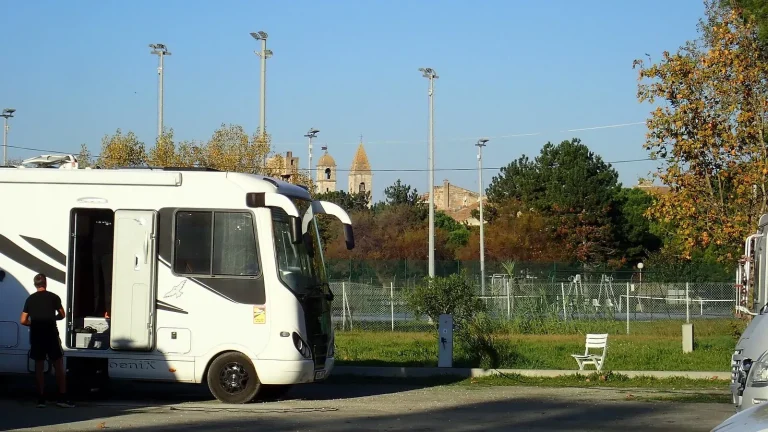 Camping-car réel photographié sur la route ou en stationnement pour « Les arnaques courantes à la vente de camping-cars en Belgique et comment les éviter »
