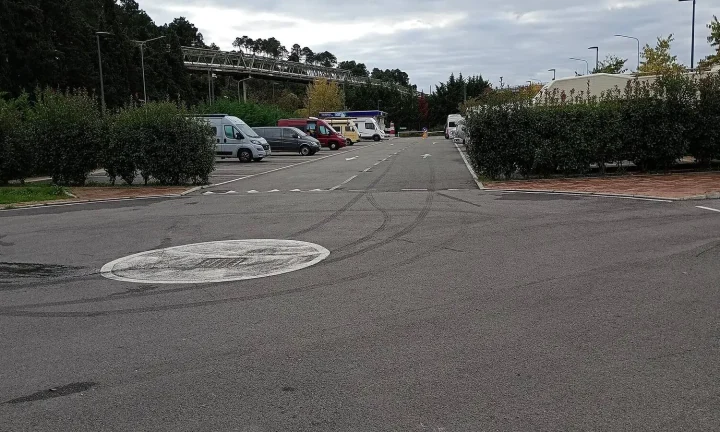 Camping-car réel photographié sur la route ou en stationnement pour « Aspects Légaux de la Sécurité des Enfants en Camping-car en Belgique »