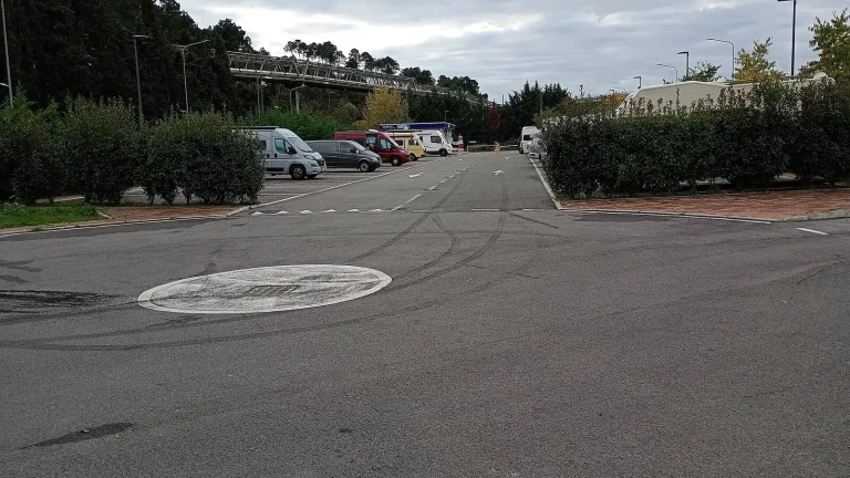 Camping-car réel photographié sur la route ou en stationnement pour « Aspects Légaux de la Sécurité des Enfants en Camping-car en Belgique »