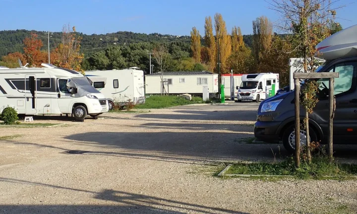 Camping-car réel photographié sur la route ou en stationnement pour « Assistance juridique pour l’achat/vente de camping-car en Belgique »