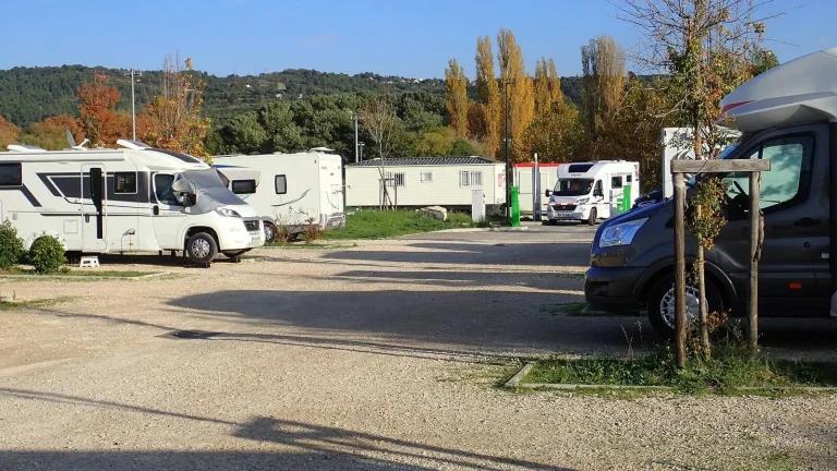 Camping-car réel photographié sur la route ou en stationnement pour « Assistance juridique pour l’achat/vente de camping-car en Belgique »