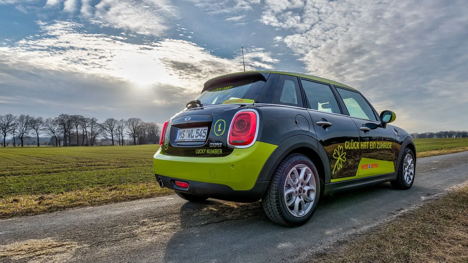 Voiture réelle photographiée dans un contexte de démarches automobiles pour « Assurance Auto Belgique »